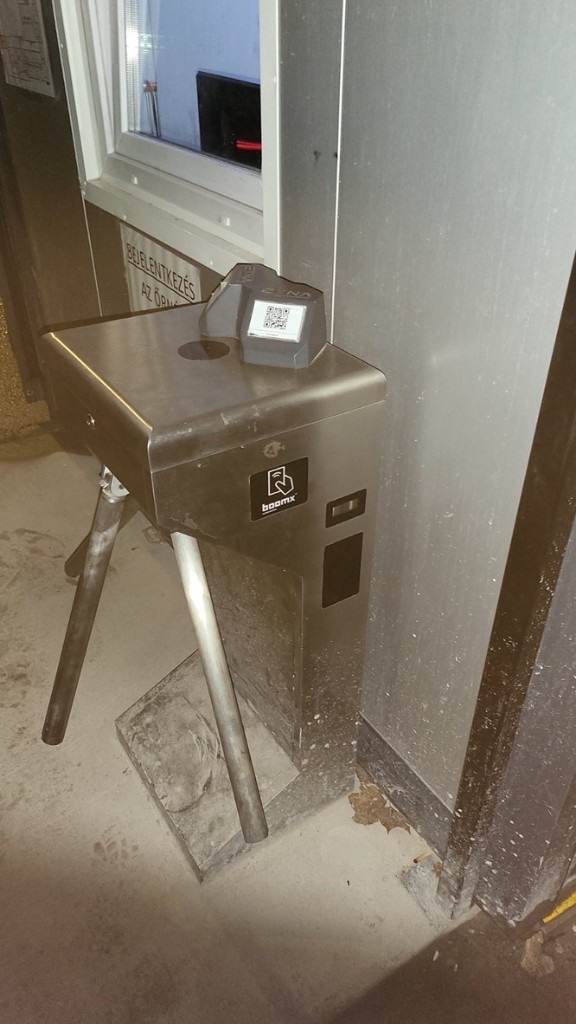 Installed access gate with a QR reader